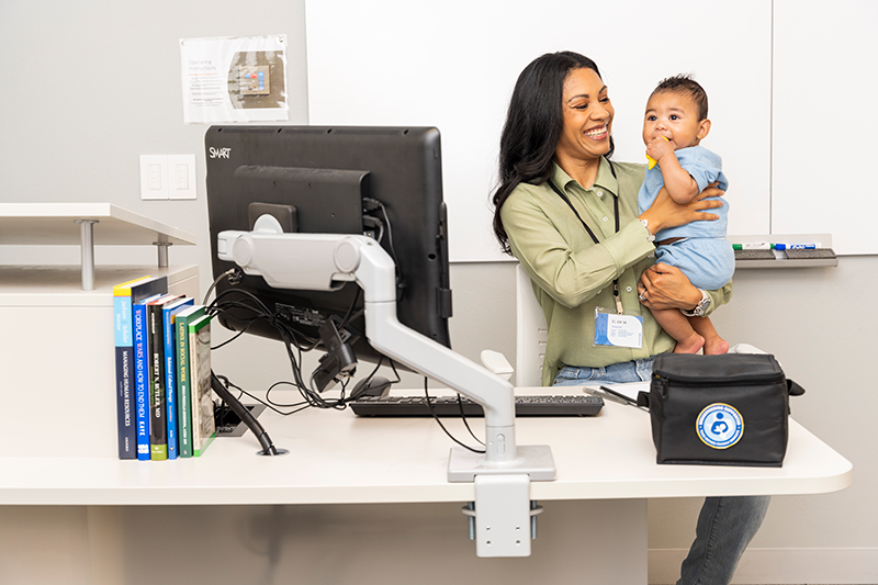 mamá y bebé en la oficina