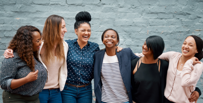 Un grupo de mujeres riendo.
