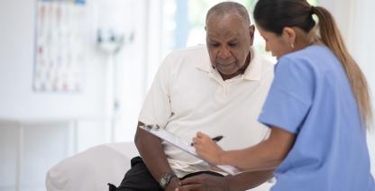 Un hombre habla con su médico.