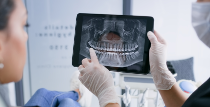 Dentista y paciente con radiografía de salud bucal