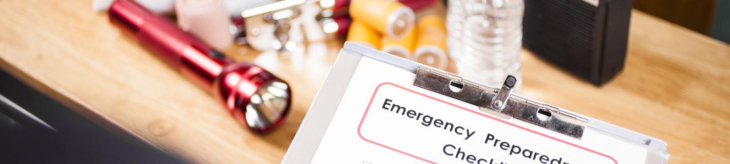Una persona que usa una lista de verificación de preparación para emergencias