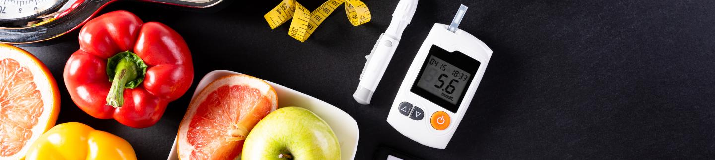 Alimentos saludables, incluyendo frutas y verduras frescas