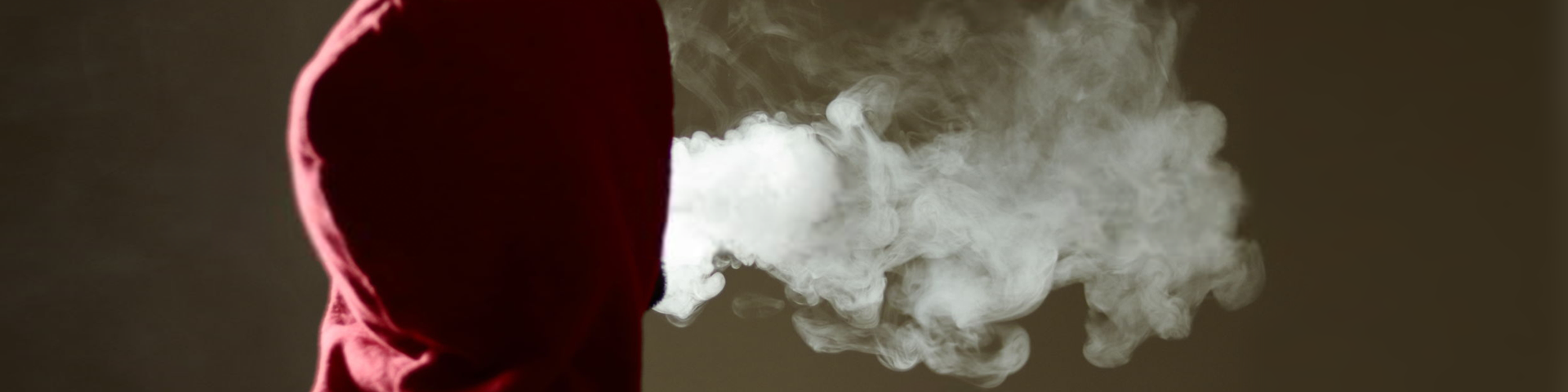 Imagen de un adolescente vapeando